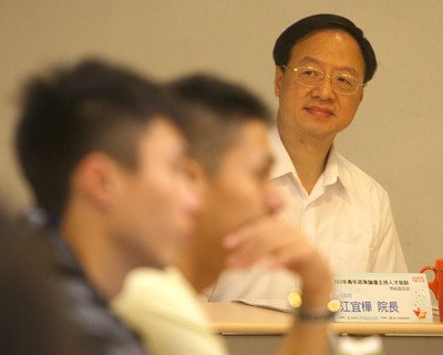 Premier holds dialogue with students at forum