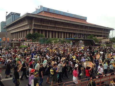 Anti-nuclear protesters occupy street in front of Taipei Main Station