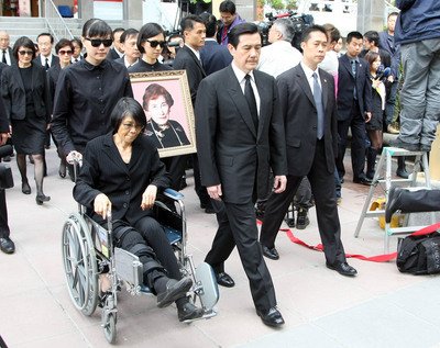 President Ma joined by family for funeral of his mother