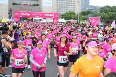 Pink runners flood Taipei streets on Mother’s Day