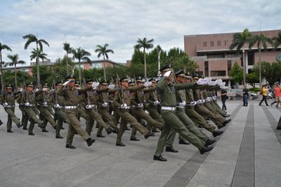 Veterans reintroduce goose step in Taipei parade