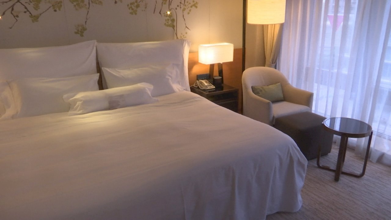 VIDEO: 5-star hotel gives away furniture and appliances as it closes