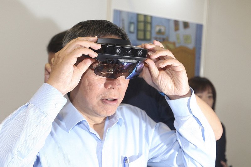 Taipei mayor experiences new technology at Future Commerce expo