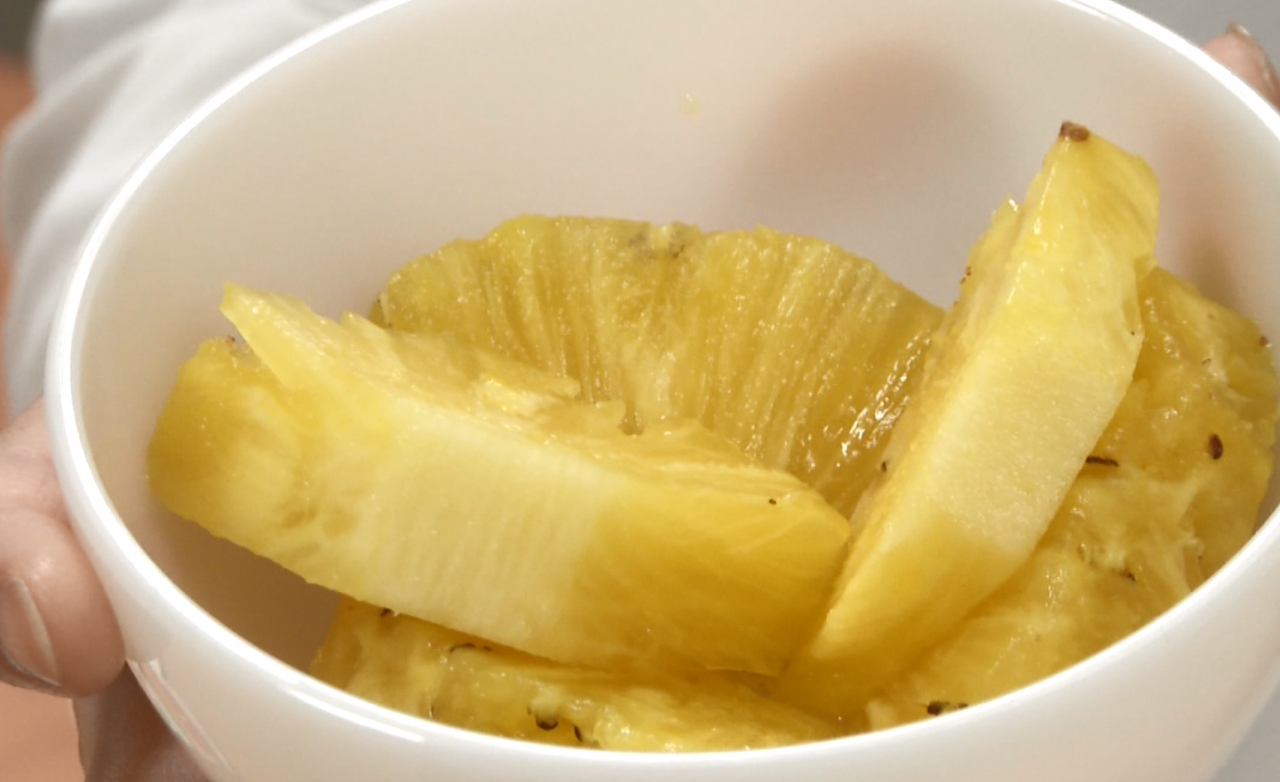 Moderate pineapple consumption helps improve “eye floaters”