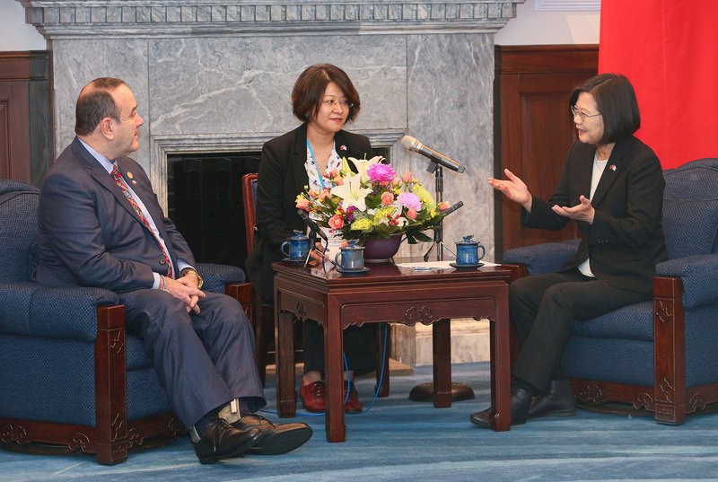 Tsai meets with Guatemala’s president-elect