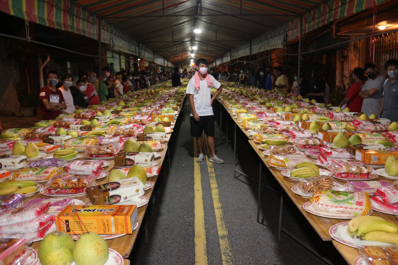 VIDEO: Temple puts out food offerings for worshippers after Pudu Festival