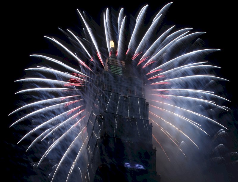 Taipei 101 extends New Year's Eve fireworks show