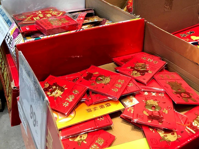 「洛杉磯時報」報導疫情下的農曆新年，有台灣移民表示為了防疫，紅包裡用支票取代鈔票，圖為華人超市販售的紅包袋。 (圖：中央社)