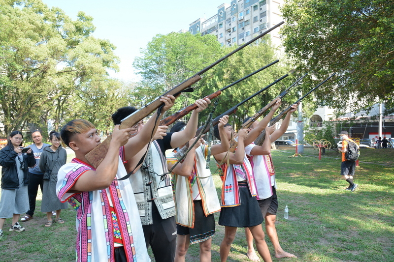 WATCH: Kaohsiung City Council sees first-ever hunting rifle as protest prop