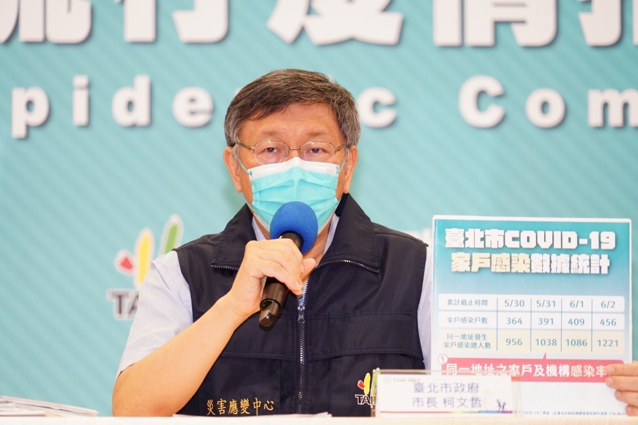 Taipei mayor: family members should eat apart at home