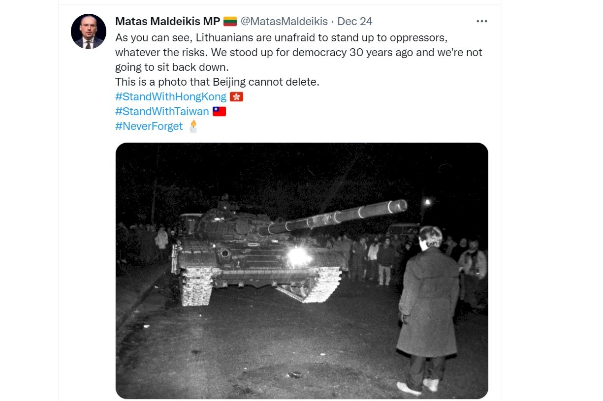 Lithuanian lawmaker tweets photo of Lithuanian “tank man”