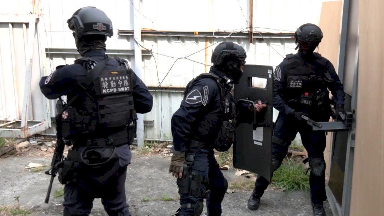 VIDEO: Kaohsiung’s SWAT team receives new recruits and training equipment
