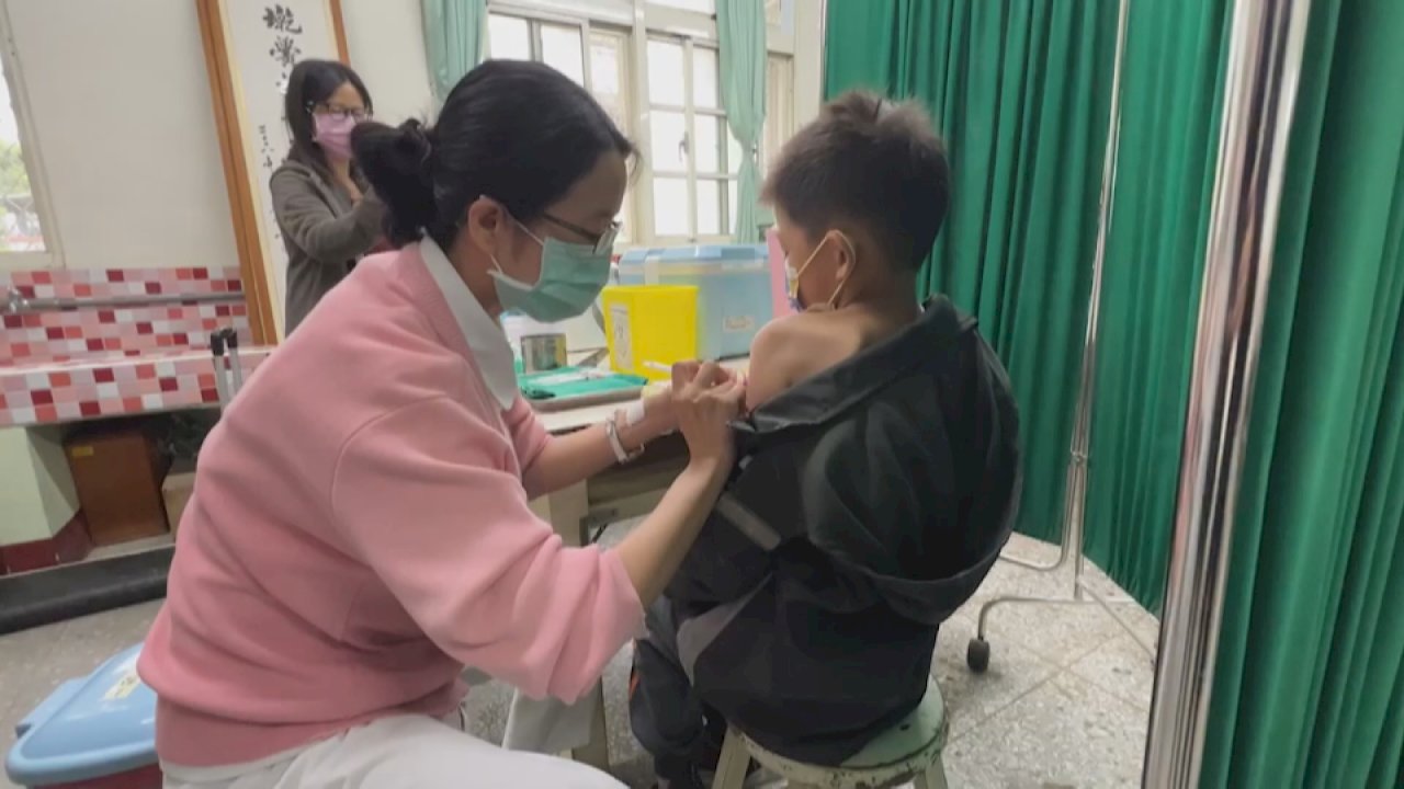 VIDEO: Taiwan begins vaccinating children ages 5 to 11