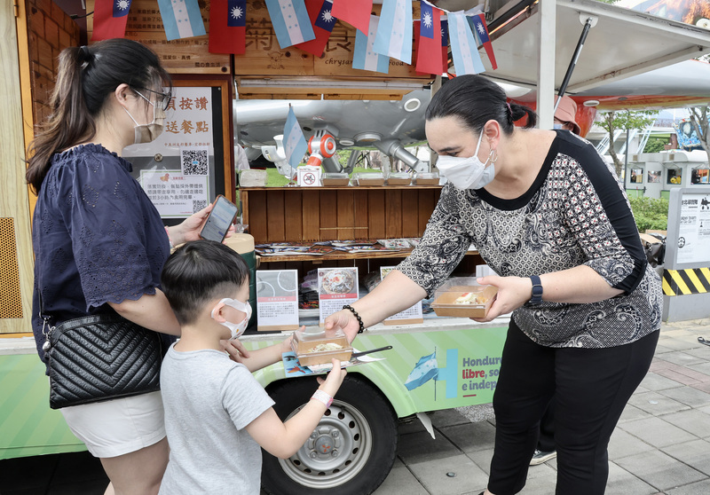 VIDEO: Portable vending stalls give young entrepreneurs an affordable option