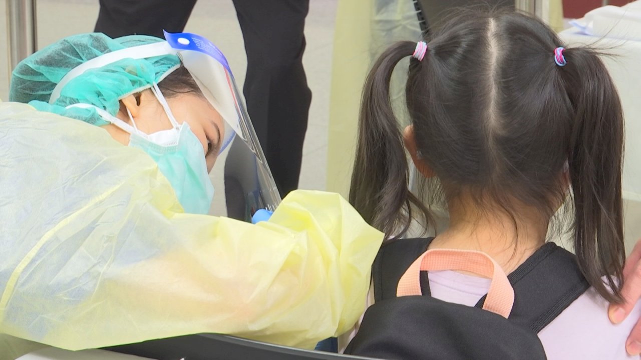 VIDEO: Taiwan opens mass vaccination sites for children