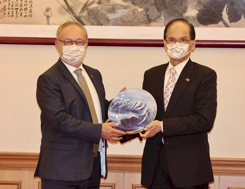 French delegation lauds Taiwan’s economy and COVID response