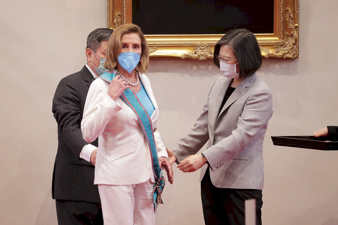 Tsai Ing-wen presents Nancy Pelosi with a medal