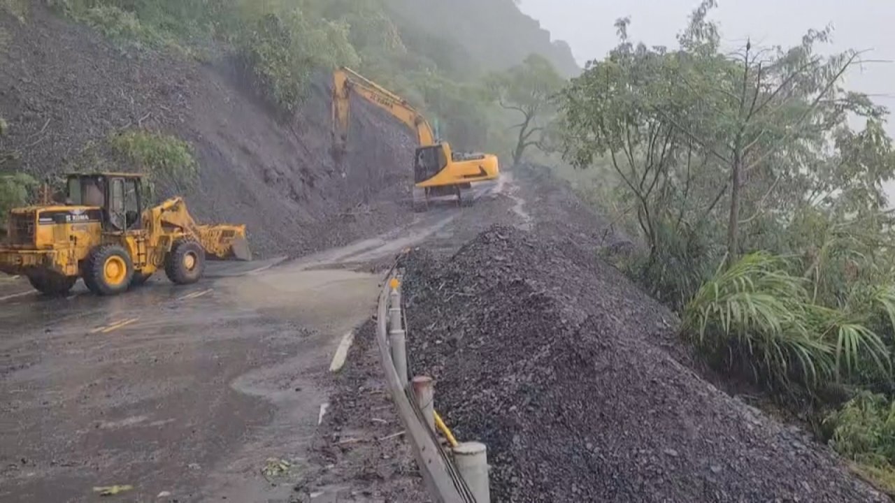 Landslides stranded hundreds