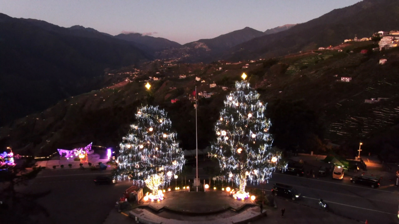 VIDEO: Two cedar trees with Christmas decorations light up Lishan mountain