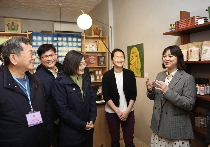 President Tsai visits Taiwanese food shops in New York