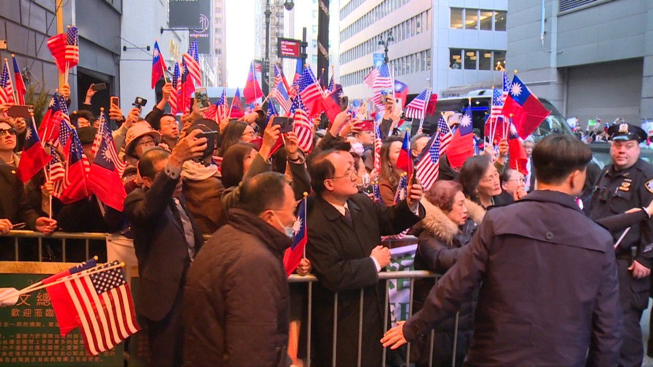 VIDEO: Tsai meets both fans and foes during New York transit