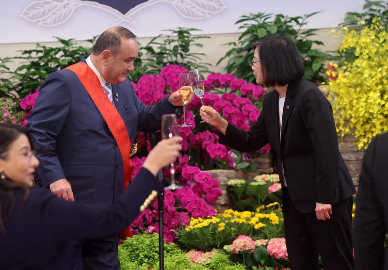 President Tsai confers top honor on Guatemalan president
