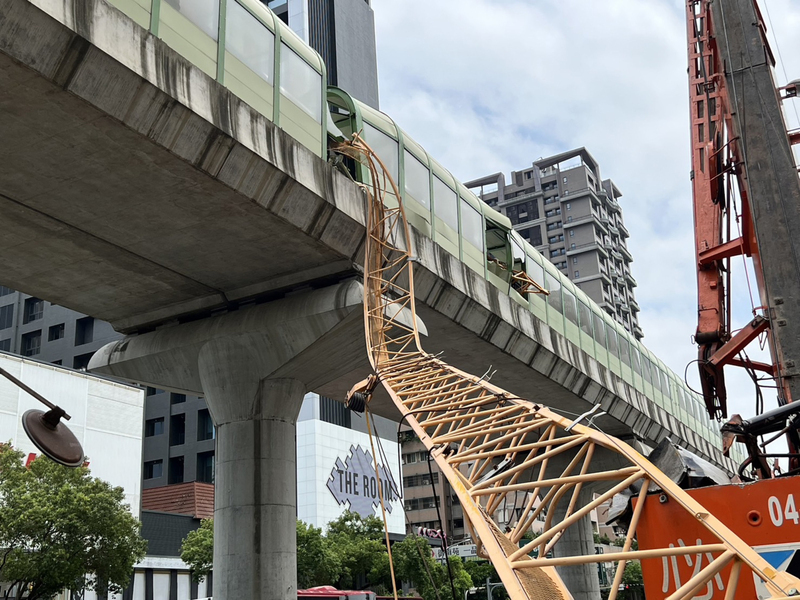 1 dead and 10 injured as falling crane arm crashes into Taichung’s MRT