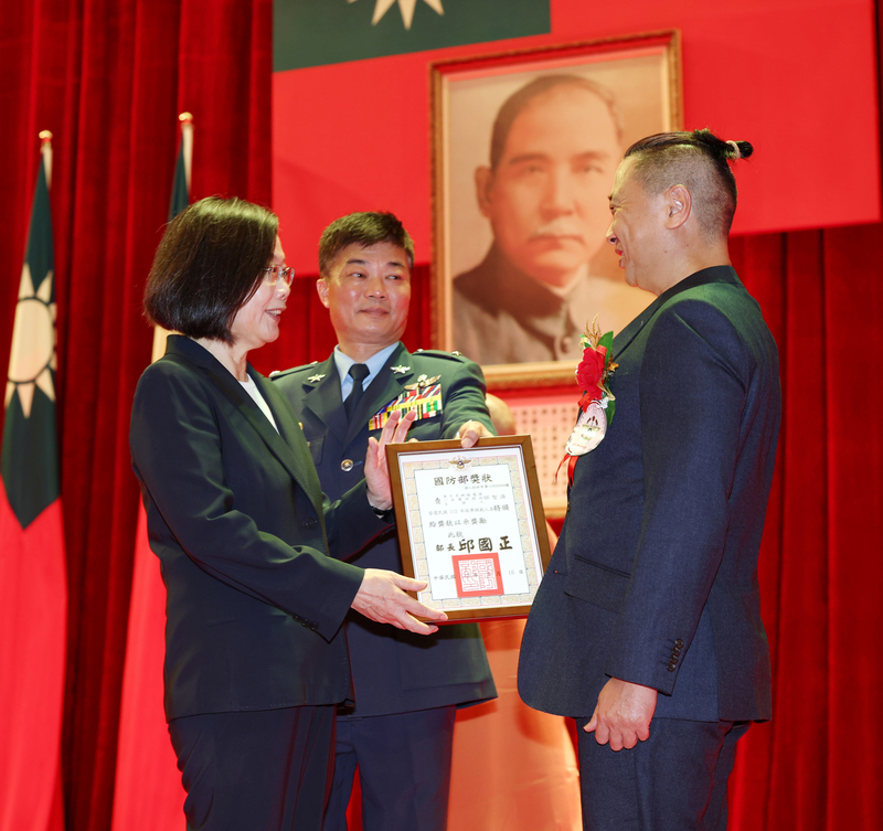 President Tsai oversees awards ceremony for soldiers ahead of Armed Forces Day