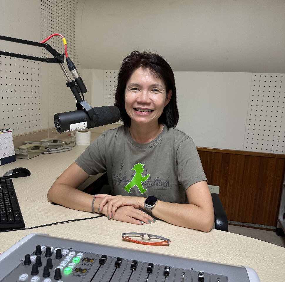 Professor Dr. Chen of Shih Hsin University came to the Rti studio to share her insights on law, sexual harassment, and LGBTQ+ rights. (Photo: Issy)