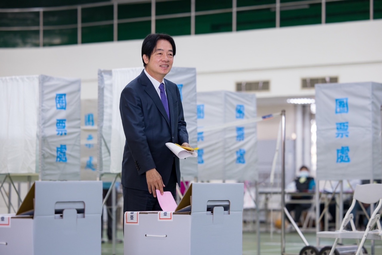 DPP presidential candidate Lai Ching-te and vice presidential candidate Hsiao Bi-khim cast their votes on election day