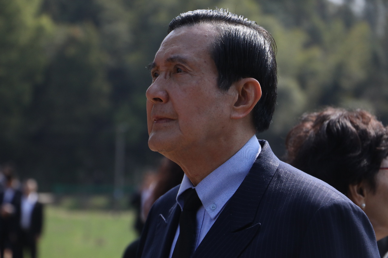Former President Ma visits grave of Chiang Ching-kuo on election day