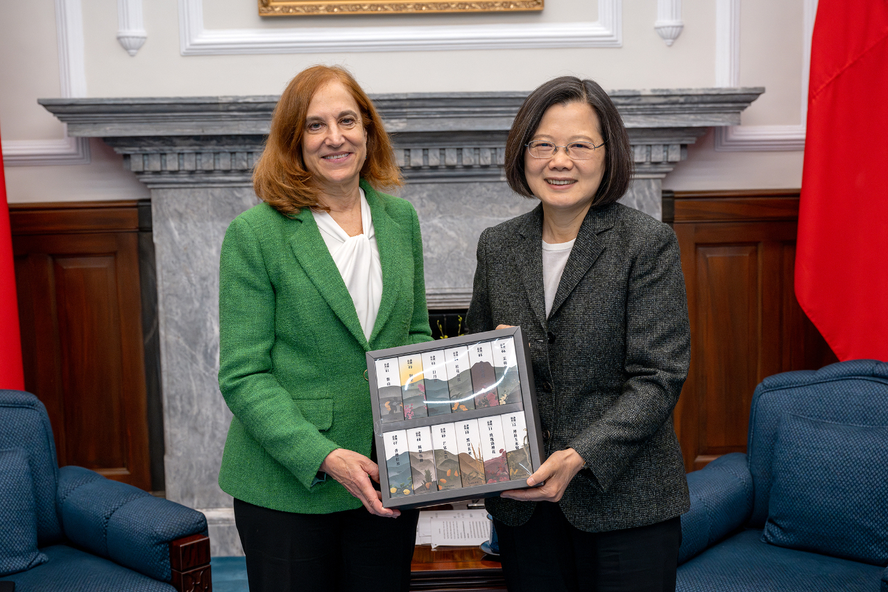 President Tsai Ing-wen meets with US think tank delegation