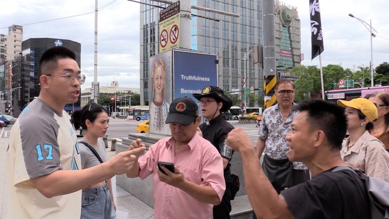 Chinese tourist throws “Free Hong Kong” flag on ground in Taipei - News ...