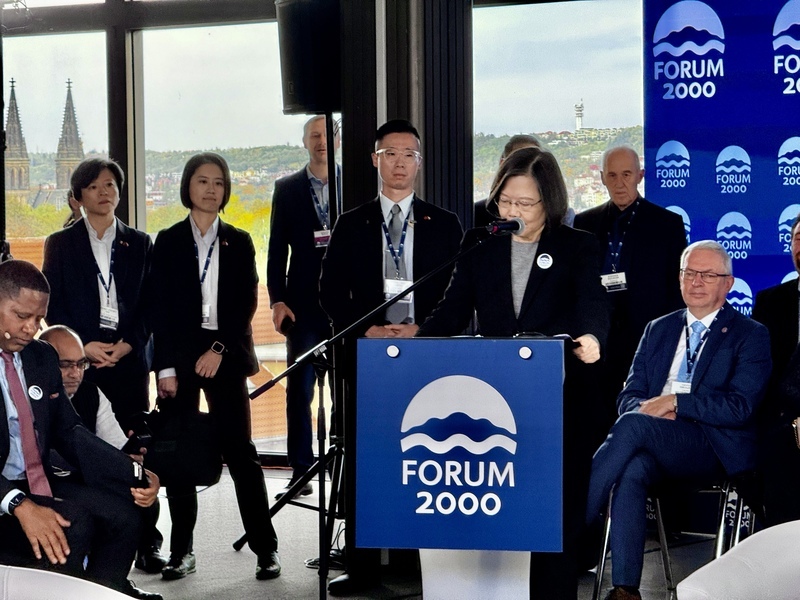 Former president Tsai speaks on the threat of authoritarianism at 28th Forum 2000 in Prague