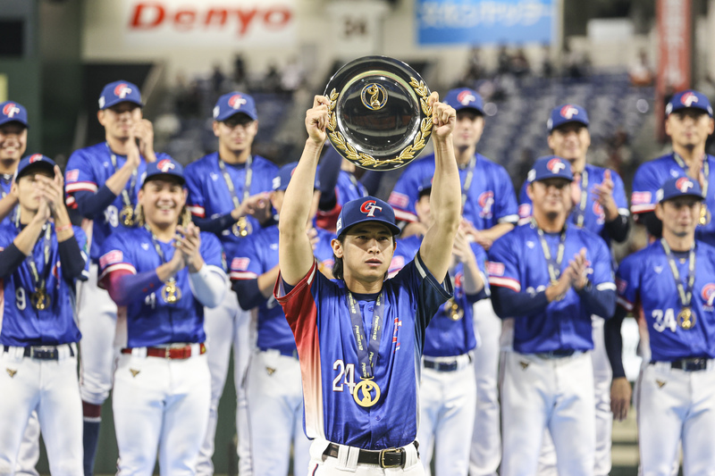 Team Taiwan beats Japan 4-0 for the Premier12 championship prize