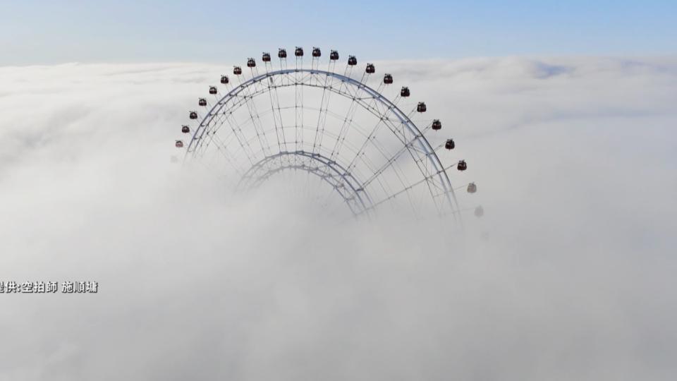 WATCH: Taichung Ferris wheel breaks through thick fog