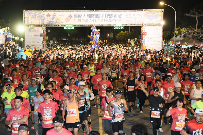 WATCH: Tainan’s half marathoners sprint for a spread