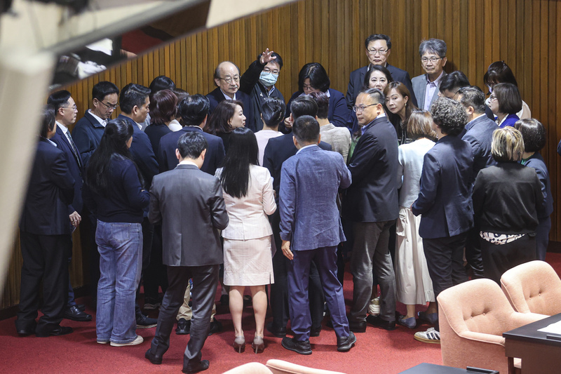 Legislature coalition advances controversial budget cuts and amendments