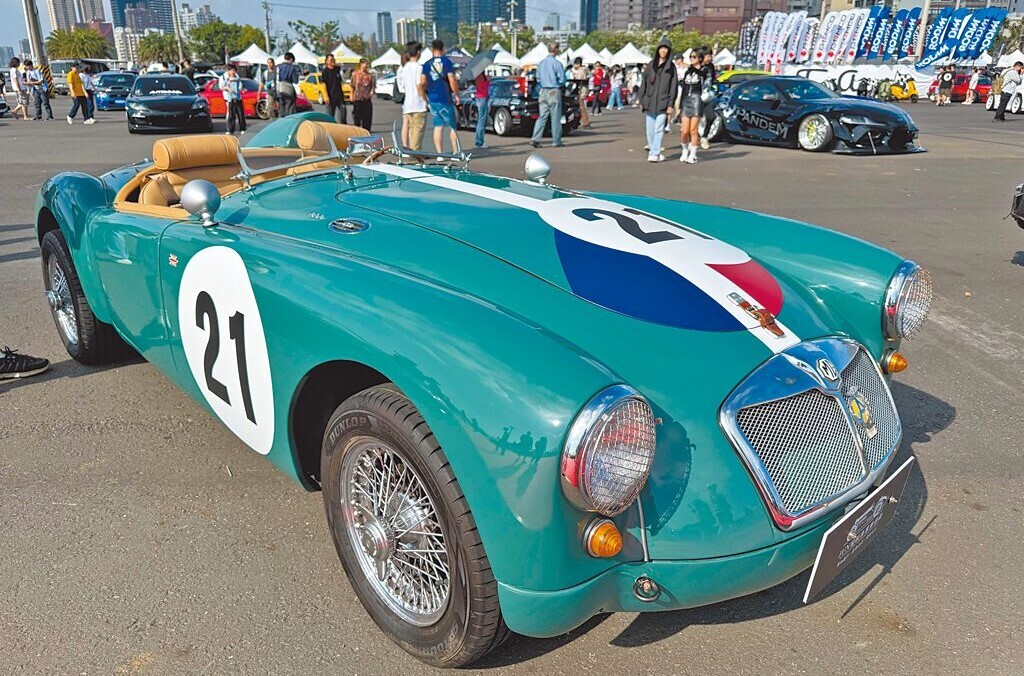 WATCH: Classic cars and motorcycles rev up Taiwan public